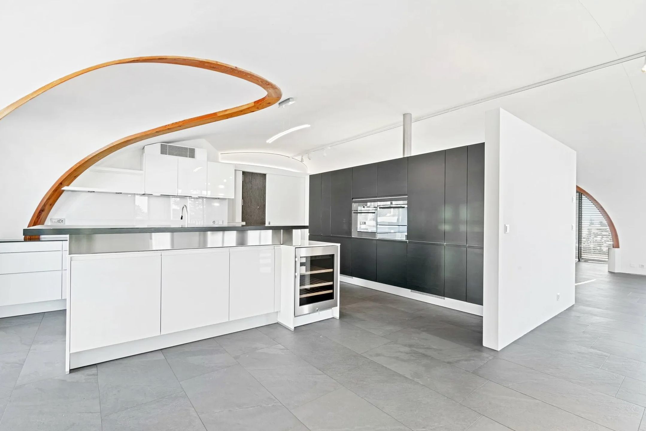 Elegant Top-Floor Apartment with Panoramic Views in Pully, Switzerland