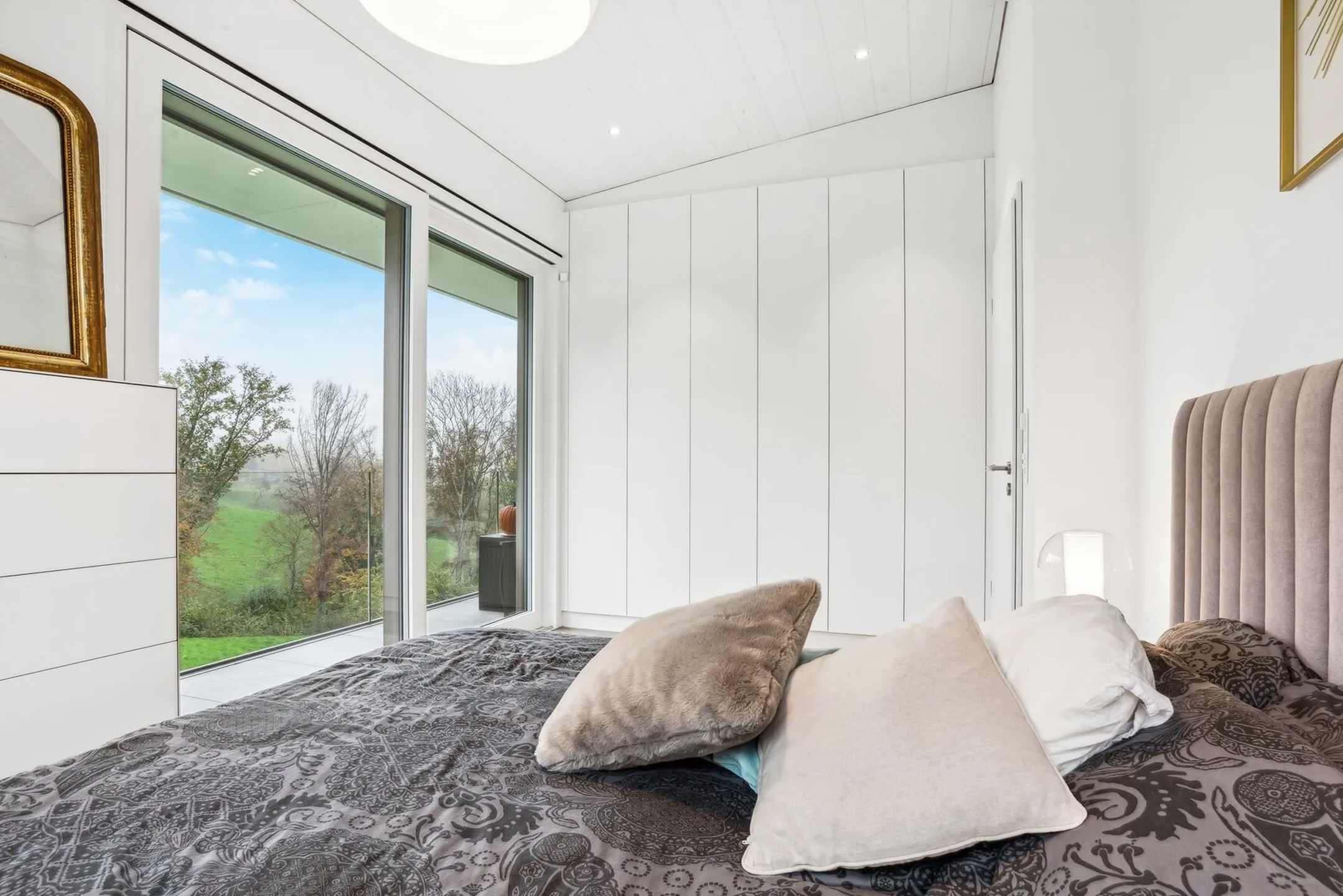 Modern Apartment with Stunning Lake and Mountain Views in Lutry