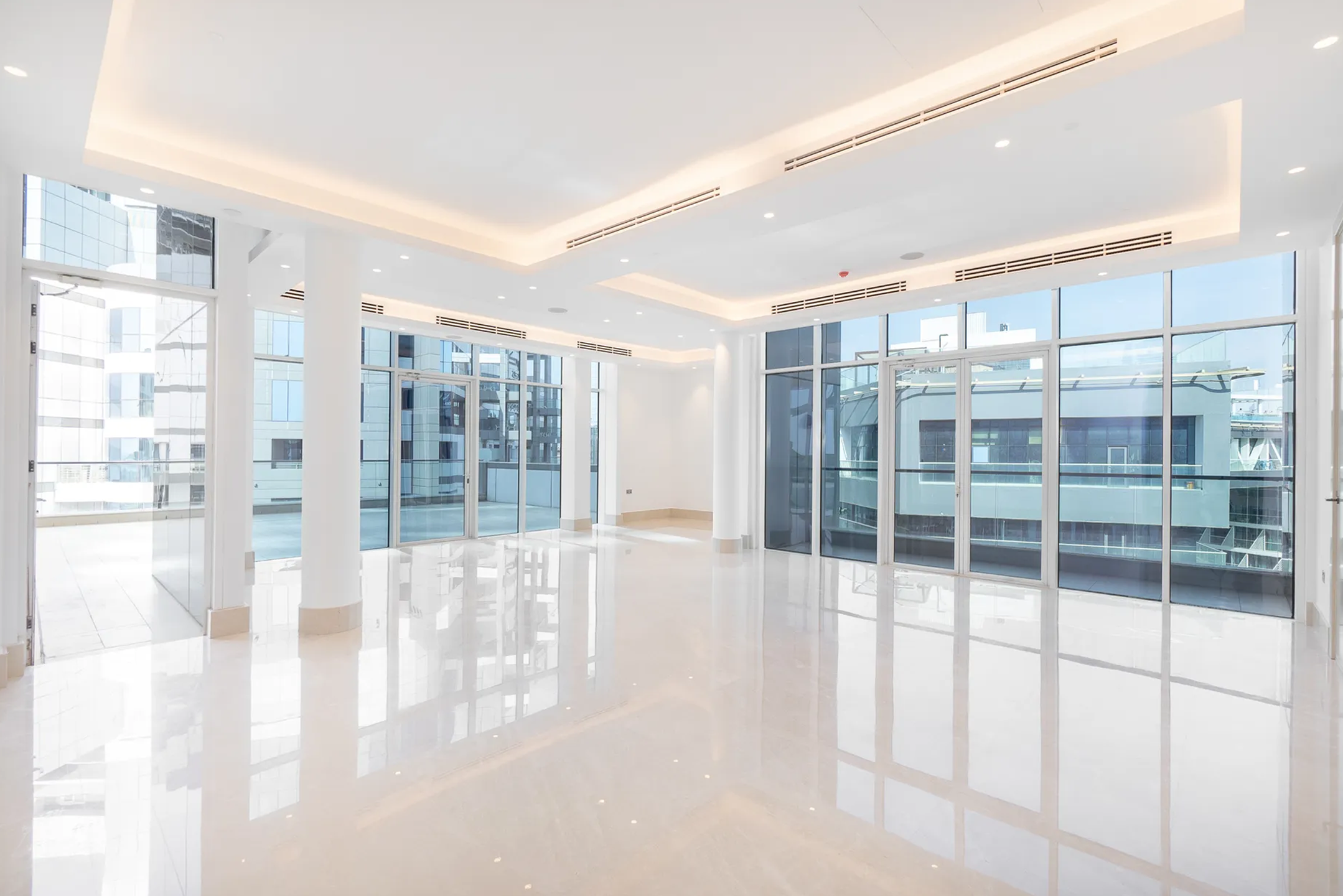 Elegant Waterfront Penthouse with Private Terrace and Pool in Palm Jumeirah