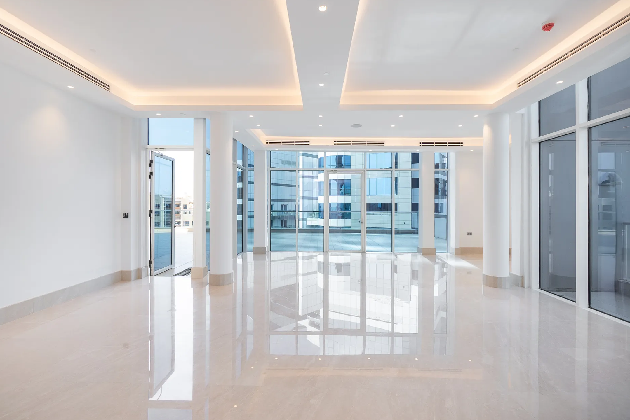 Elegant Waterfront Penthouse with Private Terrace and Pool in Palm Jumeirah
