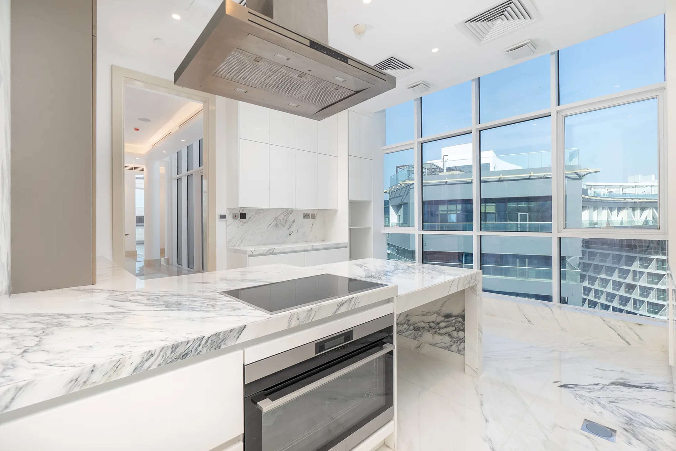 Elegant Waterfront Penthouse with Private Terrace and Pool in Palm Jumeirah