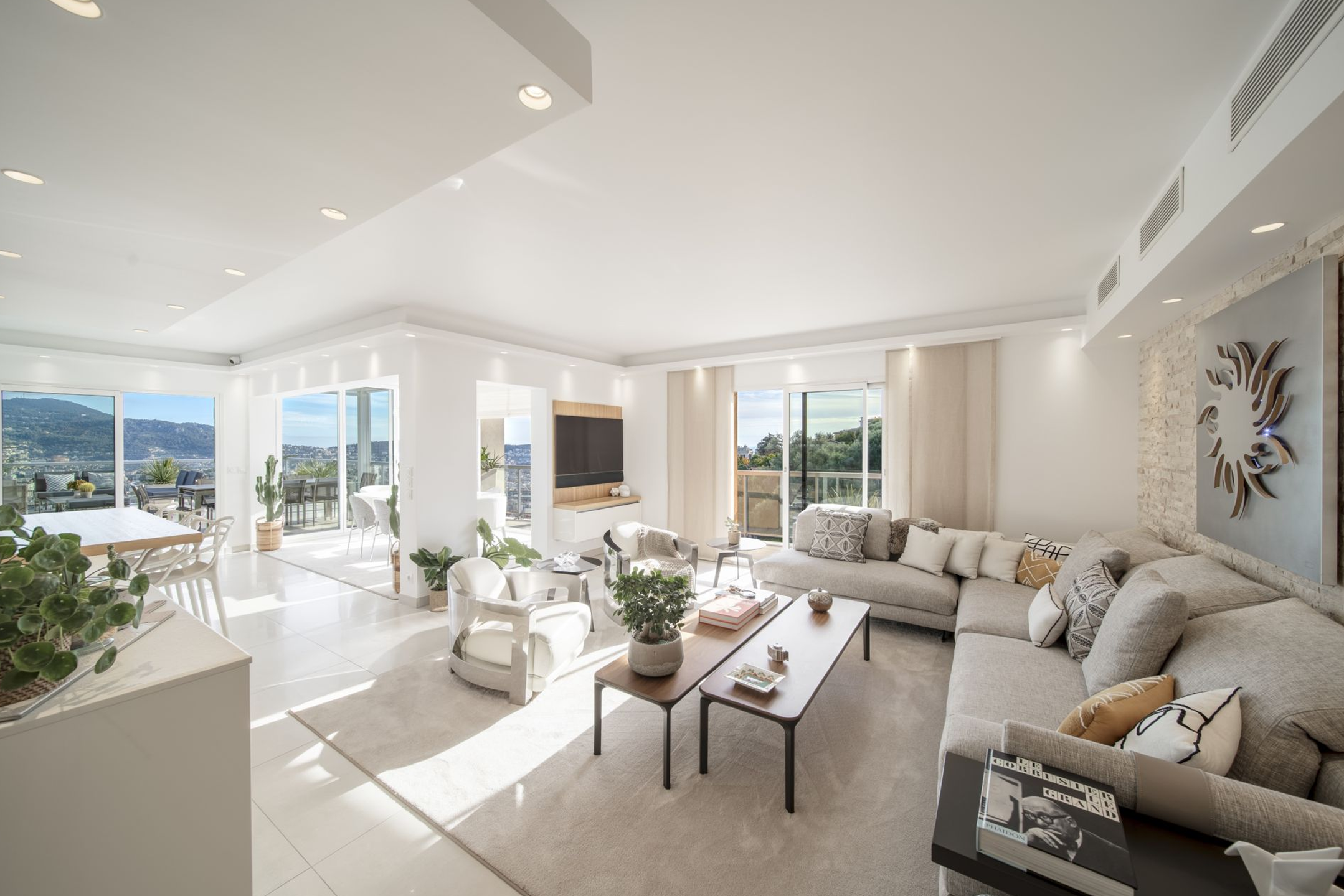 Contemporary Penthouse with Private Pool and Panoramic Views in Nice